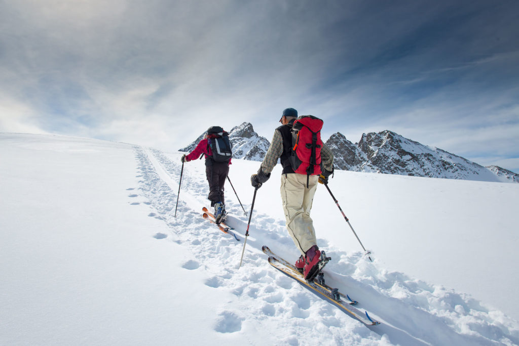 Two people cross country skiiing